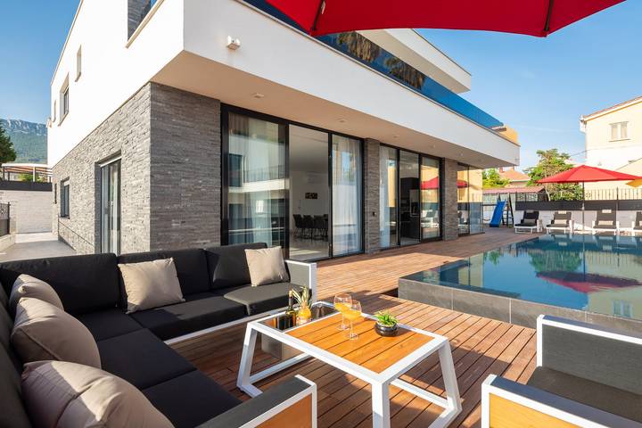 Ferienhaus mit Meerblick für 15 Personen, mit Pool und Balkon in Split-Dalmatien - 2