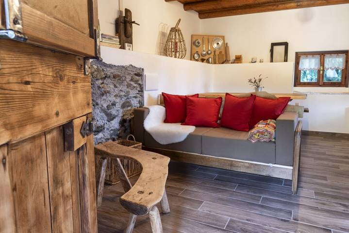 Casa de vacaciones 'Ca' de l'Elmo' con vistas a la montaña y jardín in Castello dell'acqua, Valtellina