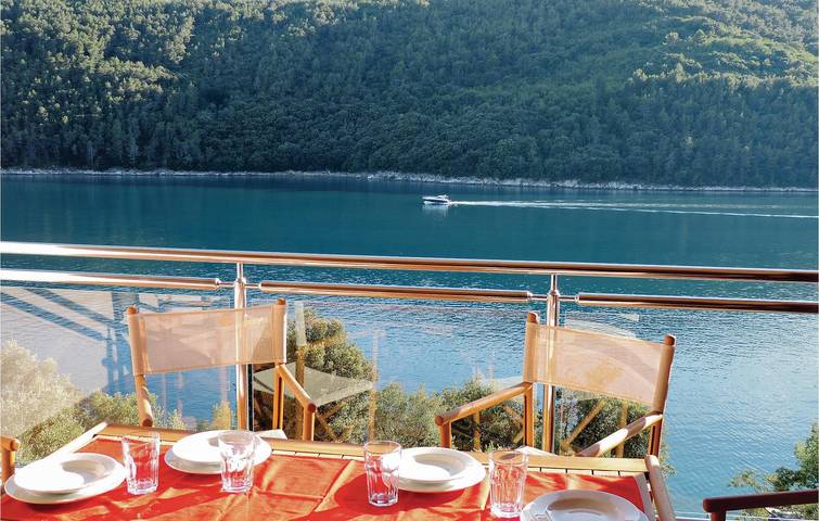 Apartamento vacacional entero, A solo 2 km de la playa: moderno apartamento con terraza y comodidades in Duga Luka, Costa Este de Istria
