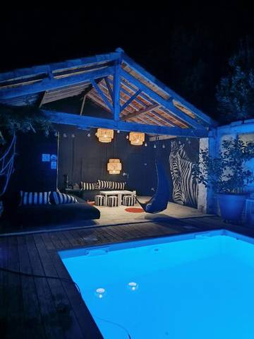 Cottage pour 21 personnes, avec jardin ainsi que piscine et terrasse à Pons