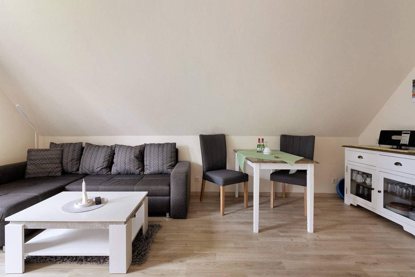 Ganze Wohnung, Ferienwohnung 'Meisennest' mit Privatterrasse, Gemeinschaftsgarten und Wi-Fi in Nordstrand (Gemeinde), Nordseeküste