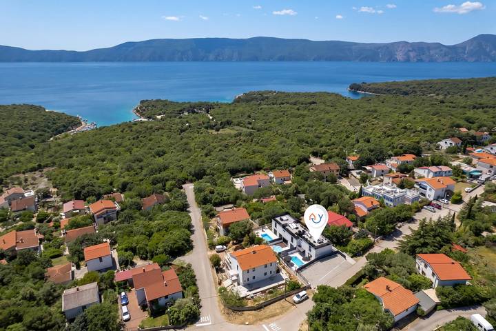 Modern Holiday House Jadranka With Pool in Beach Sveti Fuska, Pinezici