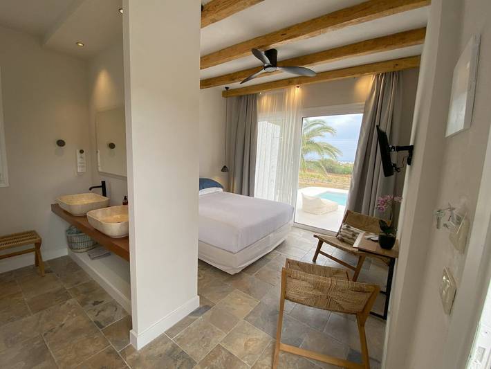 Velithion Suite, Divine Sea Views, Private Pool, Furnished Terrace, Milos in Pollonia, Milos