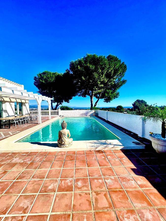 Casa rural para 24 personas, con piscina además de jardín y vistas en Churriana