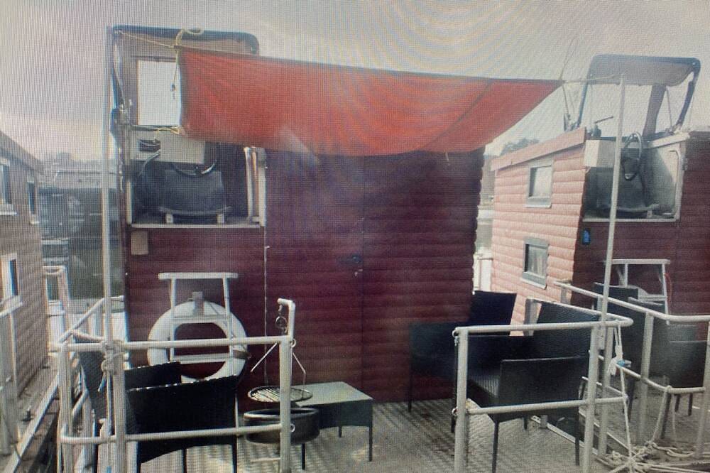 Kleines Hausboot ideal zum Angeln oder um Natur zu erleben! in Lychensee, Lychen