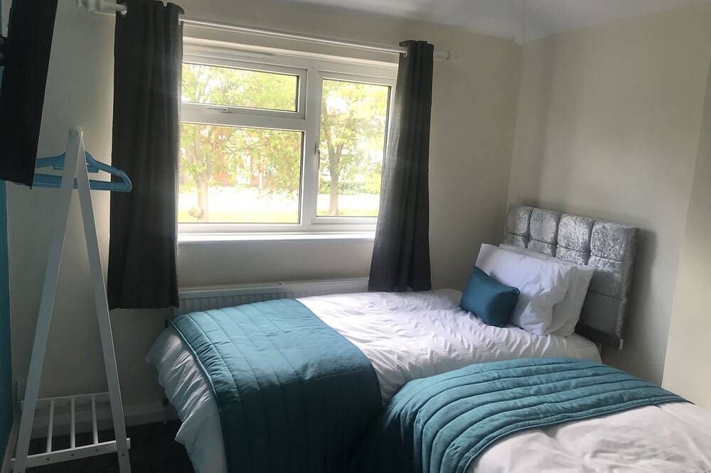 Maison-Salle de bain privée-4 Bedroom in Chelmsford, Essex
