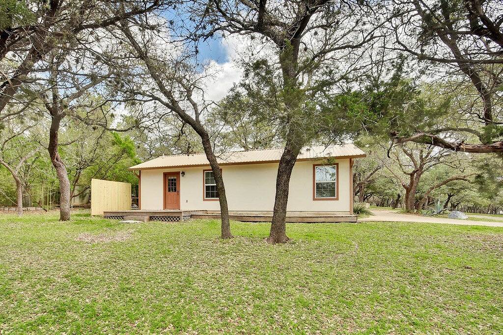 Regal riverfront home with 2 cabins - 2 miles to marina in Lake Travis