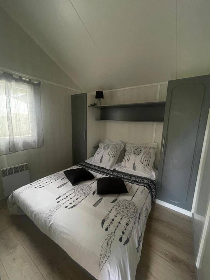 Gîte pour 4 personnes, avec terrasse ainsi que vue et piscine, animaux acceptés à Lissac-sur-Couze