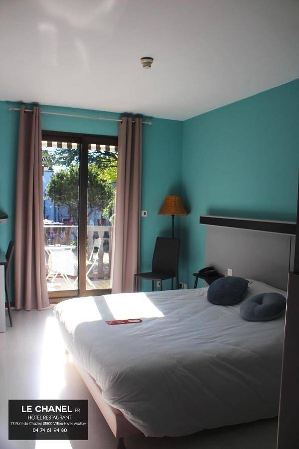 Hôtel pour 3 personnes, avec Balcon et Terrasse ainsi que Jardin et Piscine dans Villieu-Loyes-Mollon