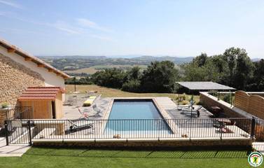 Gîte pour 12 personnes, avec terrasse ainsi que jardin et piscine à Châteauneuf-de-Galaure