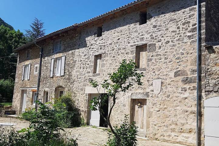 Gîte pour 16 personnes, avec jardin à Saint-Georges-de-Luzençon