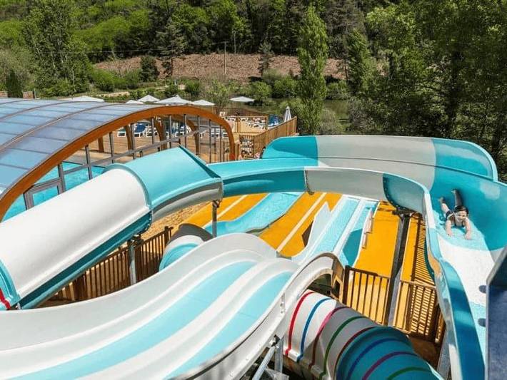 Camping pour 6 personnes, avec bassin pour enfant et jacuzzi ainsi que piscine et terrasse
