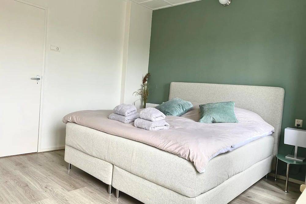 Sweet little home on the water with a fireplace in Berkhout, Markermeer