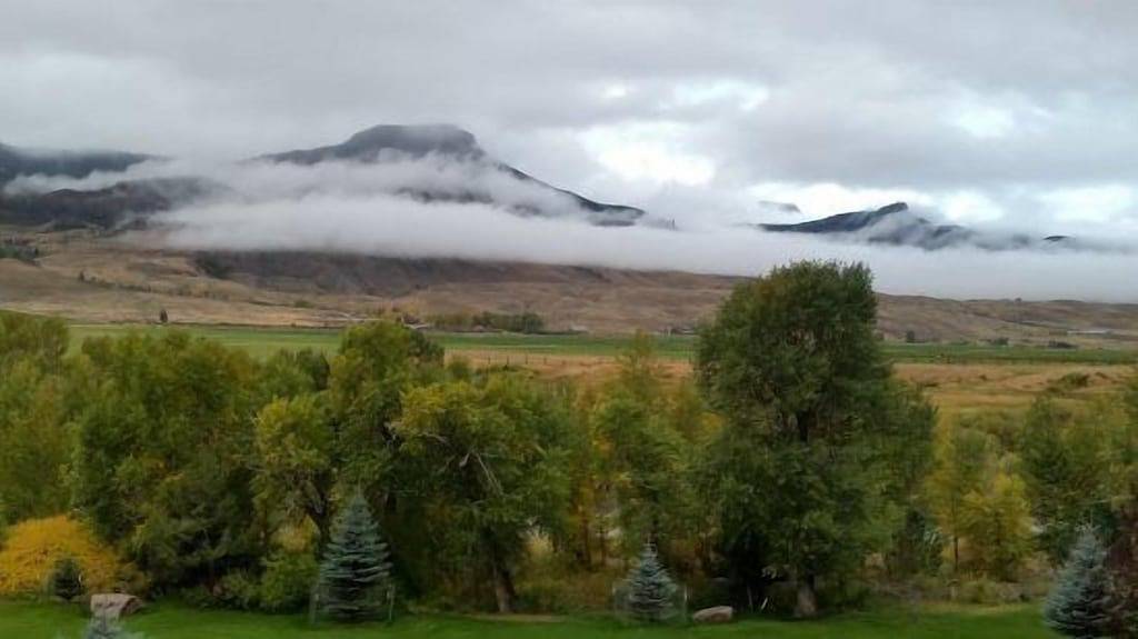 Komplett renoviertes Blockhaus an der Straße nach Yellowstone in Wapiti, Absaroka Range