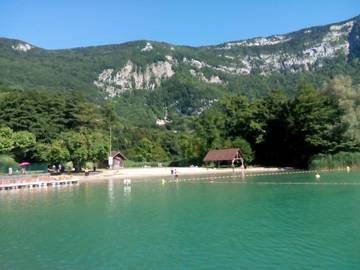 Gîte pour 4 personnes, avec terrasse et vue sur le lac ainsi que jardin et vue dans Lac d'Aiguebelette