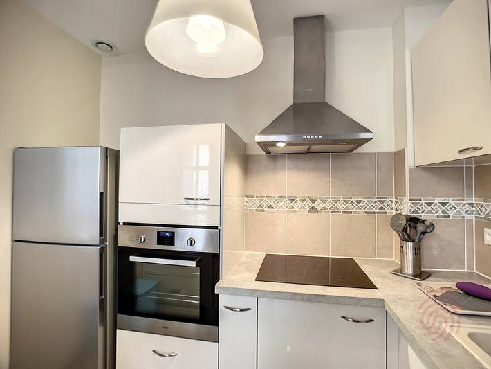 Entire apartment, Spacious 2-Bedroom Apartment with Modern Amenities, 50m from City Center and Thermes in Lamalou in Lamalou-les-Bains, Béziers region