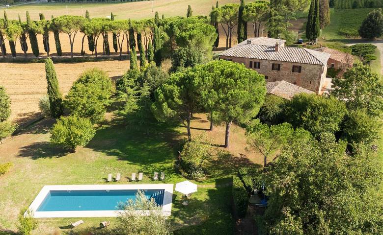 Location de vacances pour 14 personnes, avec vue sur le lac et terrasse ainsi que piscine et jardin, animaux acceptés à Sinalunga