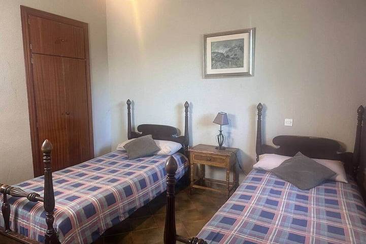 House for groups of 16 with pool and barbecue in El Tiemblo in El Tiemblo, El Burguillo Reservoir