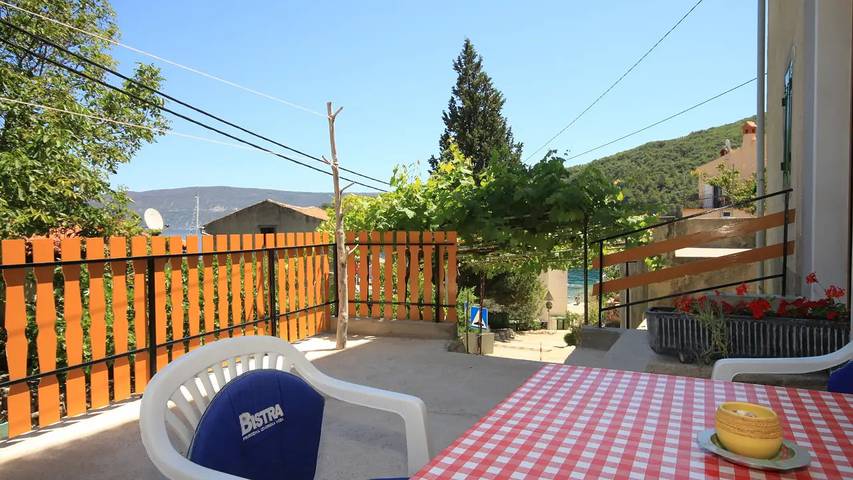Studio für 3 Personen, mit Terrasse in Valun