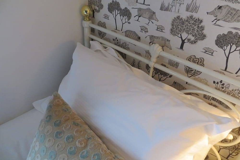 Jasmine Cottage in the heart of fabulous Kirkby Lonsdale,  with private parking! in Kirkby Lonsdale, Yorkshire Dales National Park