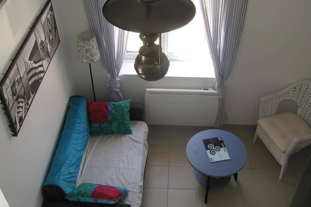 Small fisherman's cottage with enclosed garden 800 m from sandy beaches in Kerlouan, Brest region