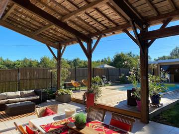 Gîte pour 10 personnes, avec piscine ainsi que vue et jardin à Le Barp
