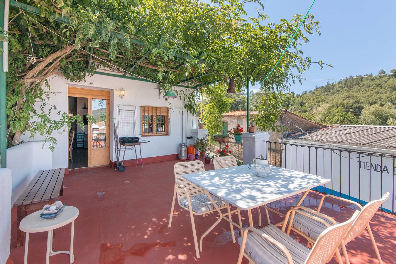 Casa rural 'La Rana Verde De Arriba' con vistas a la montaña, terraza privada y Wi-Fi in Los Romeros, Jabugo