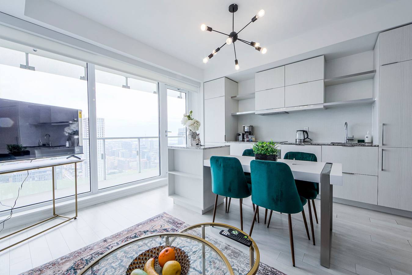 Entire holiday apartment, Spacious furnished apartment Sleeps 4 with Walkout Balcony, Parking Available in Toronto, Lake Ontario (Canada)