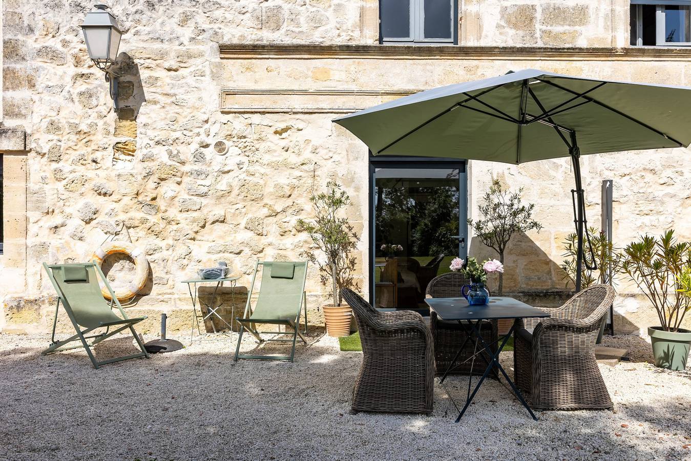 Appartement entier, Appartement 'Bord-Eau, terrasse et jardin' avec terrasse privée, jardin commun et Wi-Fi in Saint-André-de-Cubzac, Région de Blaye