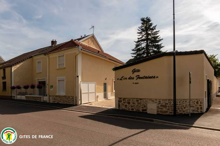 Gîte pour 13 personnes, avec Jacuzzi ainsi que Terrasse et Jardin à Nesle-le-Repons