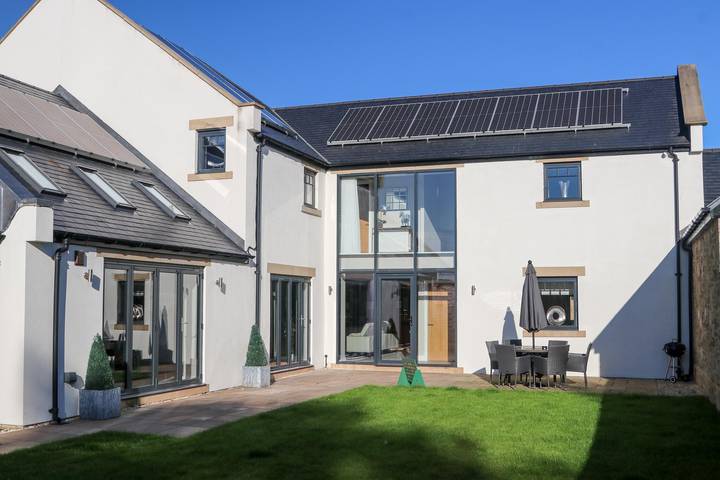 Holiday home for 8 people, with garden and hot tub, child-friendly in Northumberland