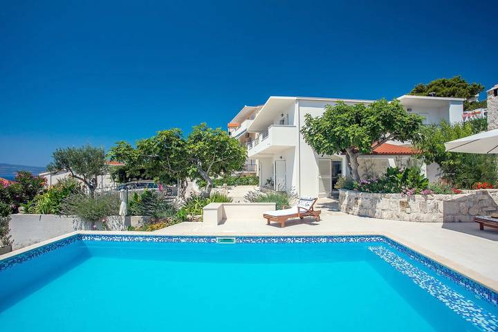 Fußläufig bis zum Meer, 5 Schlaf- und Badezimmer, offener Meerblick, freies Wlan in Stanici, Omis-Riviera