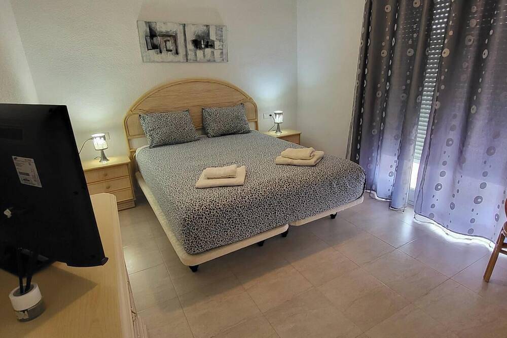 Villa con piscina privada y un gran solárium cerrado. in Benijófar, Costa Blanca