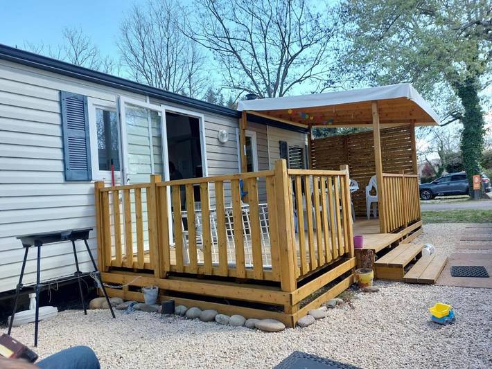 Camping pour 6 personnes, avec bassin pour enfant ainsi que terrasse et piscine
