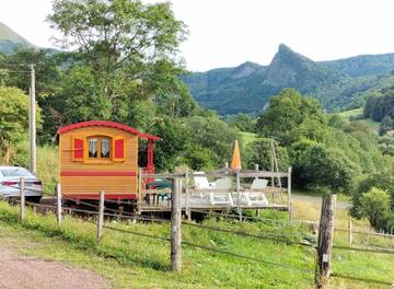 Gîte pour 4 personnes, avec terrasse, animaux acceptés à Rochefort-Montagne