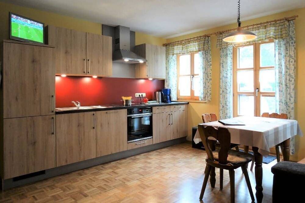 Ganze Wohnung, Gemütliche Ferienwohnung mit möblierter Terrasse und Zugang zum Garten in Plößberg, Ostbayern