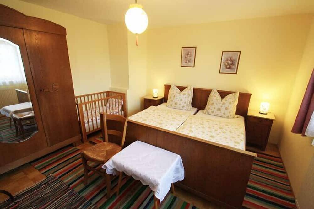 Ganze Wohnung, Ferienwohnung Zwiesel, 4 Personen + Kinderbett, 2 Sz, Balkon mit Bergblick, 50 qm in Kirchanschöring, Rupertiwinkel