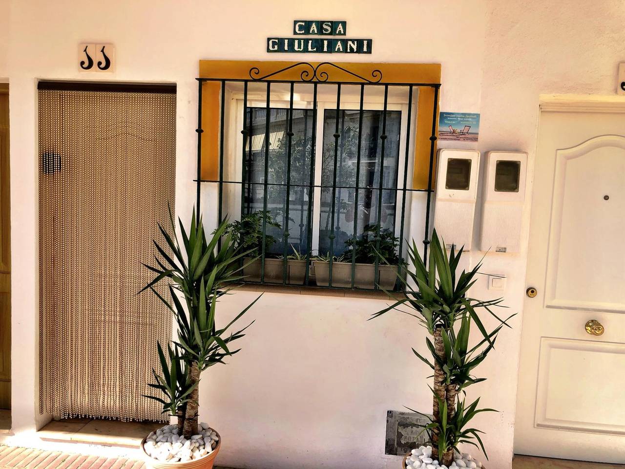 Entire holiday apartment, Casa Giuliani perfect place to stay by the beach in Playa El Bajondillo, Torremolinos