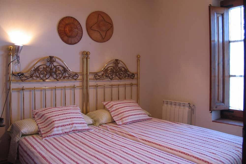 Comfortable house, garden of 24,200 m2. Private pool, barbecue. Wifi in Valls, Alt Camp
