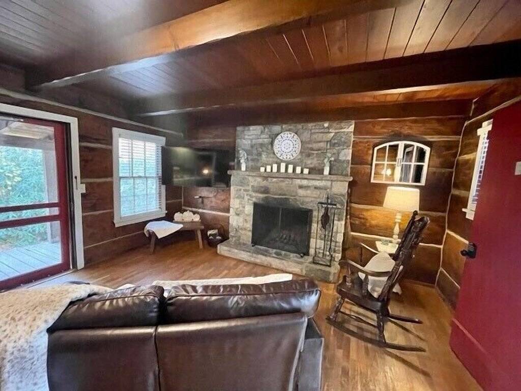 Cabin 2 - 1 Bedroom Cabin with Campbell Creek view in Pioneer Village in Blue Ridge Parkway, Maggie Valley