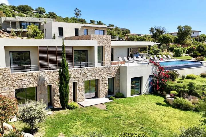 Villa pour 14 personnes, avec jardin et terrasse ainsi que piscine et vue en Corse