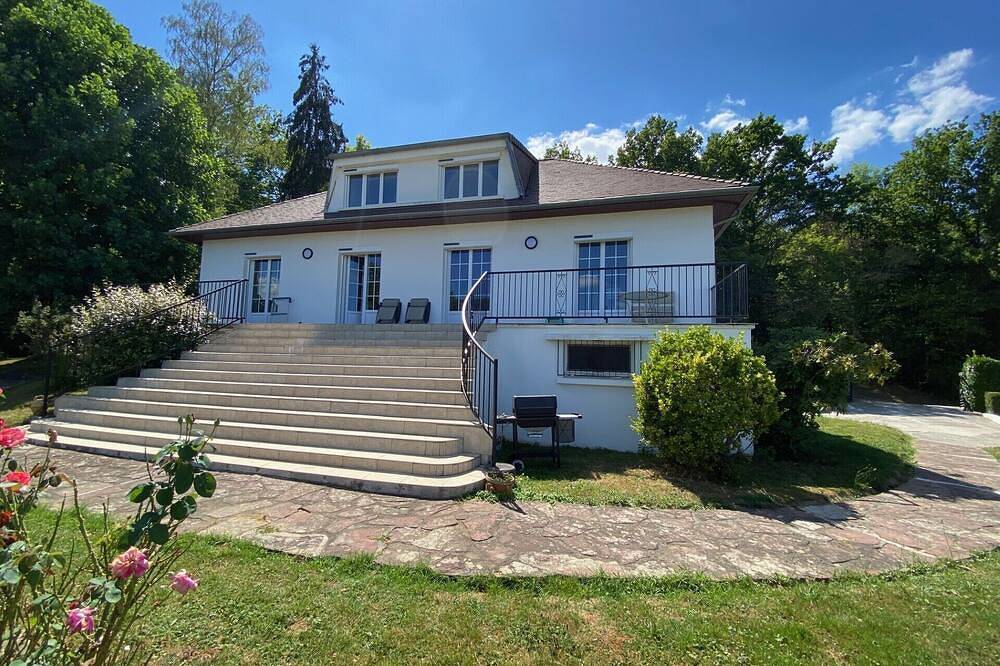 Maison dans les bois avec piscine et vue montagnes. in Encausse-les-Thermes, Haute-Garonne