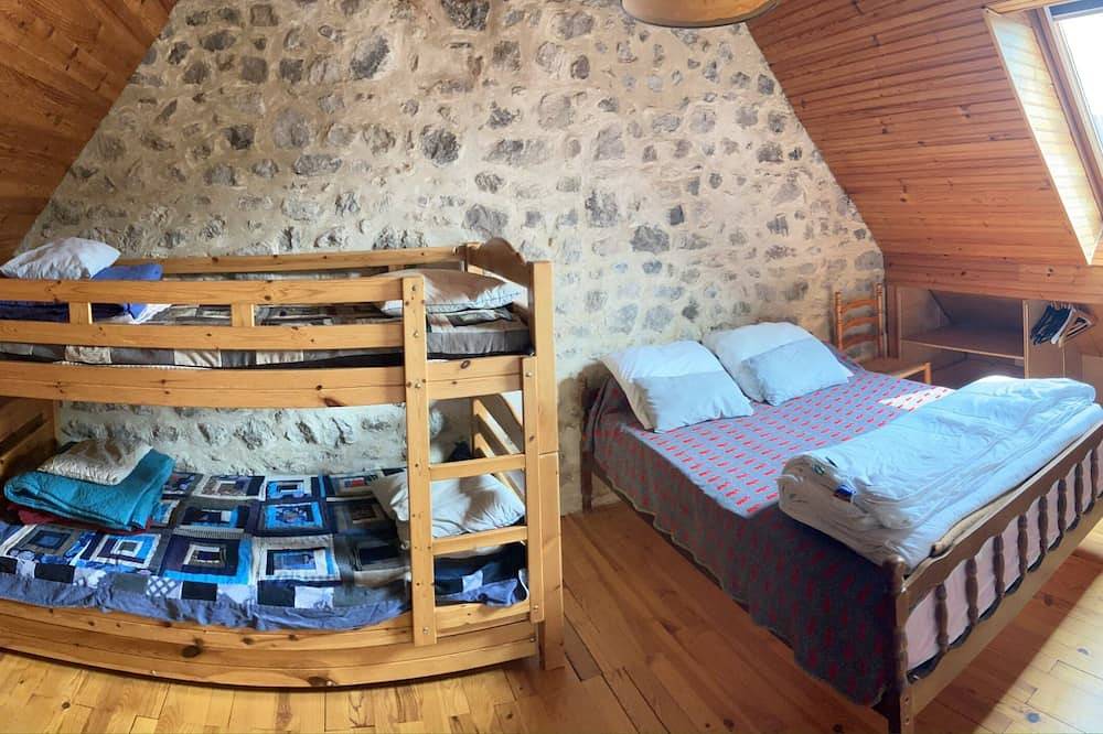 House-Ensuite with Bath-Mountain view in Chambon-sur-Lac, Volcans d'Auvergne Regional Nature Park