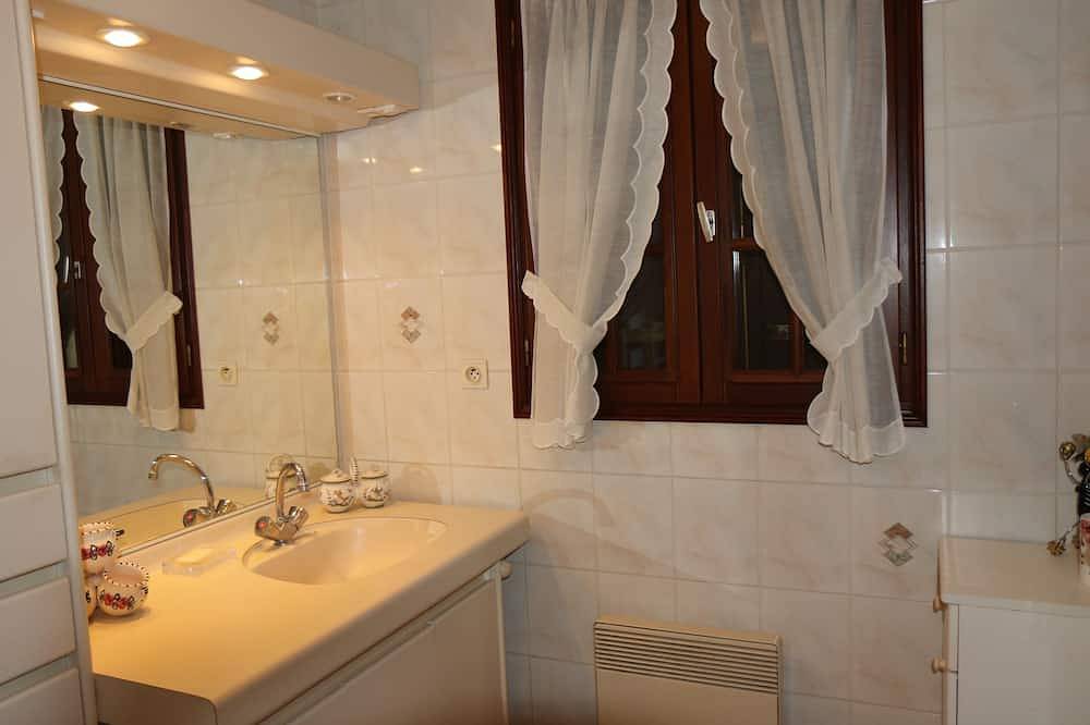 Villa 160 M ° Living Land And With Trees Of 1500 M ° Beautiful Building in Meschers-sur-Gironde, Saintes region