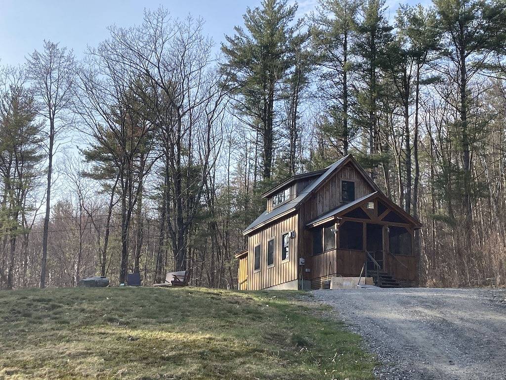 Cheerful Tiny Cabin hideaway near hiking, skiing & snowmobiling in small town Vt in Townshend, Windham County
