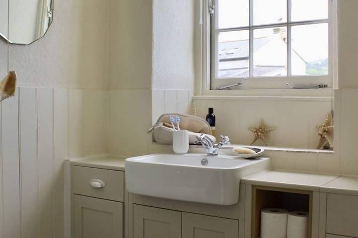 Holiday Cottage with seafront beach hut - sleeps 4 in Lyme Regis, Dorset