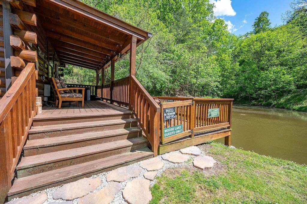 Cozy Log Cabin-Hot Tub-Fire-Pit-Pond-Clean-Dollywood-Soaky Water Park-Dollywood in Sevierville, Sevier County