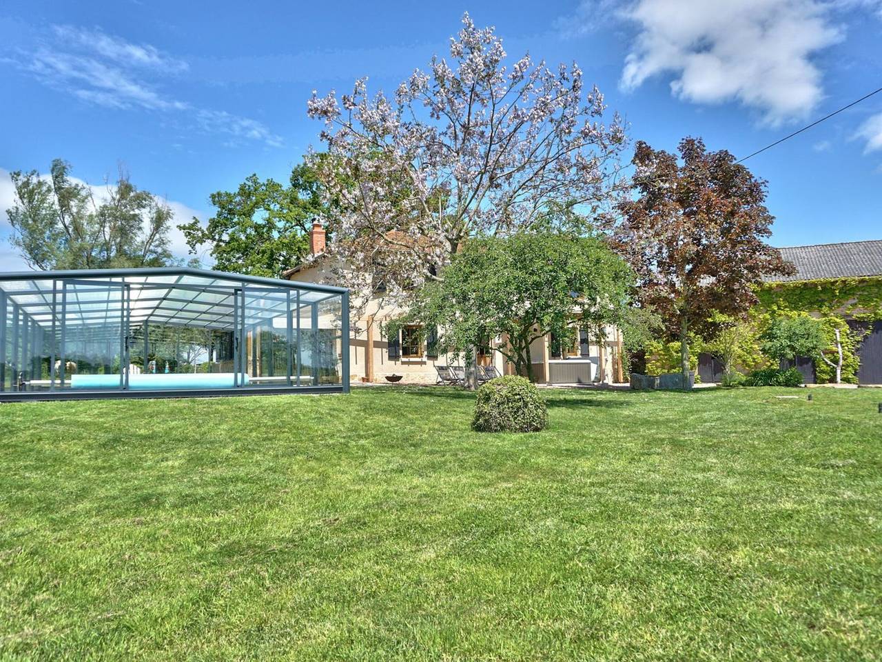 Luxurious Farmhouse: Heated Pool, Spa, Sauna, Games, Pet-Friendly, Ideal for Families in Vivans, Roanne region
