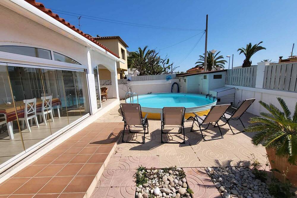 Charming villa with swimming pool, very well equipped and 900m from the beach in Torredembarra, Costa Dorada