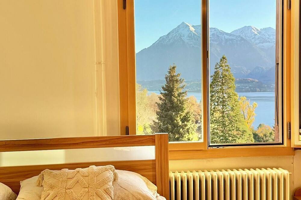 Geräumiges Chalet mit atemberaubender See- und Bergsicht mit grossem Garten in Thun, Thunersee